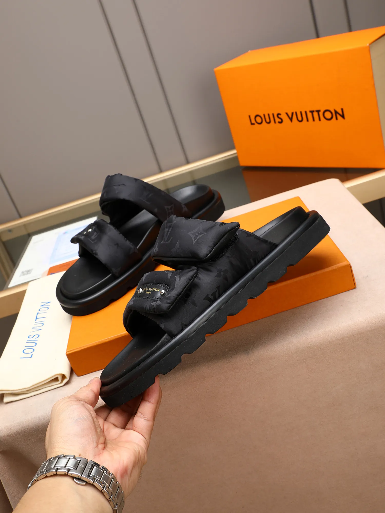 PP360 [LOUIS VUITTON] Louis Vuitton, LV printing, men's and women's slippers are on the market. The drawer box packaging comes with a cloth bag and a card. The upper pattern looks very soft and waxy, and it is a super versatile leg slimming tool. Fabric: imported denim/canvas/old fabric, LV hardware LOGO, official website pattern printing, comfortable to wear, feet: high-elastic PU water table. Sole: foam sole, heel height: about 5cm. Code number: 35-46, 35, 45, 46 are custom-made and non-returnable. Color: multiple colors and styles available.